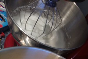Buturuga din mousse de ciocolata si insert capsuni/zmeura