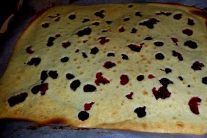 Buturuga din mousse de ciocolata si insert capsuni/zmeura