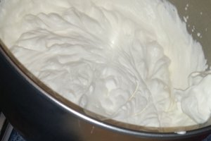 Buturuga din mousse de ciocolata si insert capsuni/zmeura