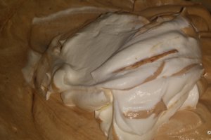 Buturuga din mousse de ciocolata si insert capsuni/zmeura