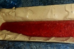 Buturuga din mousse de ciocolata si insert capsuni/zmeura