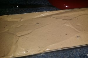 Buturuga din mousse de ciocolata si insert capsuni/zmeura