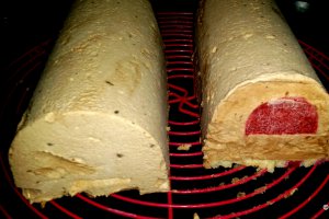 Buturuga din mousse de ciocolata si insert capsuni/zmeura