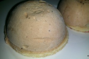 Buturuga din mousse de ciocolata si insert capsuni/zmeura