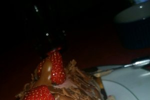 Buturuga din mousse de ciocolata si insert capsuni/zmeura