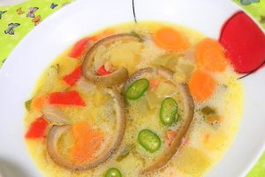 Ciorba cu gulie, smantana si sorici de porc