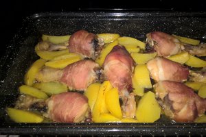 Ciocanele invelite in bacon cu cartofi la cuptor