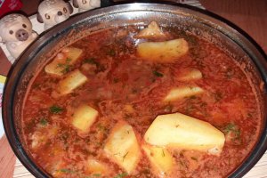 Tocanita cu carne la garnita