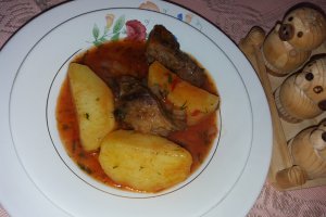 Tocanita cu carne la garnita