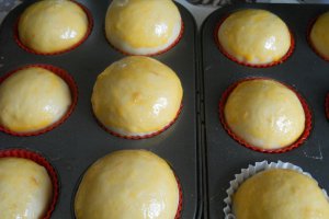 Gogosi/briose cu crema de vanilie si ciocolata