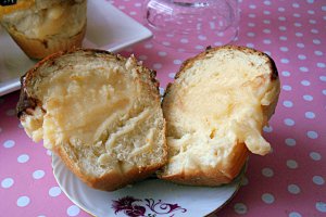 Gogosi/briose cu crema de vanilie si ciocolata