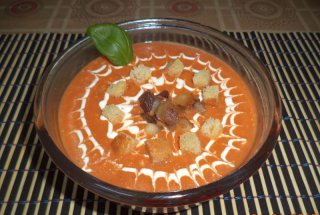 Supa crema de ardei copti cu kaizer de casa si crutoane