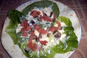 Tortilla cu peste afumat si samburi de rodie