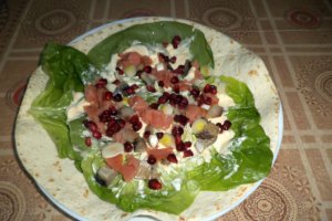 Tortilla cu peste afumat si samburi de rodie