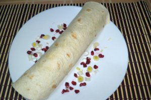 Tortilla cu peste afumat si samburi de rodie