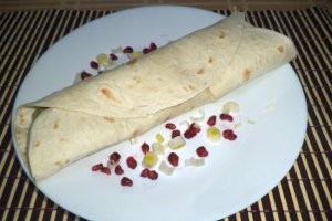 Tortilla cu peste afumat si samburi de rodie