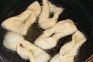 Reteta de minciunele pufoase si delicioase - un dulce al copilariei