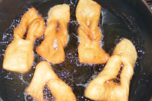 Reteta de minciunele pufoase si delicioase - un dulce al copilariei
