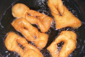 Reteta de minciunele pufoase si delicioase - un dulce al copilariei