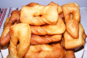 Reteta de minciunele pufoase si delicioase - un dulce al copilariei