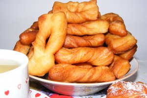 Reteta de minciunele pufoase si delicioase - un dulce al copilariei