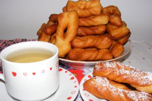Reteta de minciunele pufoase si delicioase - un dulce al copilariei