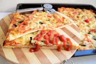 Pizza de casa cu de toate