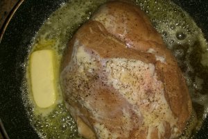 Pulpa de porc la cuptor stropita cu vin sec roze si cu garnitura de cartofi wedges
