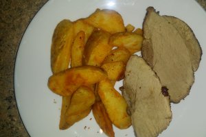 Pulpa de porc la cuptor stropita cu vin sec roze si cu garnitura de cartofi wedges