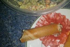 Rulouri crocante cu salata ruseasca