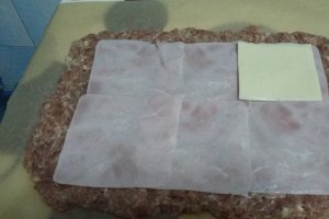 Rulada de carne cu sunca si felii de branza Delaco
