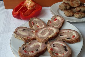 Rulada de carne cu sunca si felii de branza Delaco