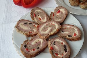 Rulada de carne cu sunca si felii de branza Delaco