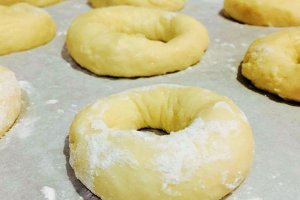 Reteta de preparare a papanasilor cu branza dulce, crema delicioasa si sirop de fructe de padure