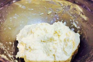 Reteta de preparare a papanasilor cu branza dulce, crema delicioasa si sirop de fructe de padure