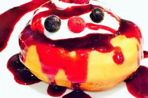 Reteta de preparare a papanasilor cu branza dulce, crema delicioasa si sirop de fructe de padure