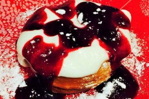 Reteta de preparare a papanasilor cu branza dulce, crema delicioasa si sirop de fructe de padure