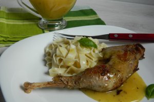 Fazan  cu sos de vin si tagliatelle