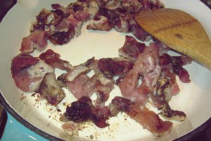 Briose aperitiv cu alune, bacon, branza albastra si dulceata de rubarba