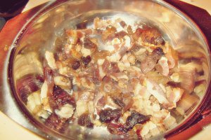Briose aperitiv cu alune, bacon, branza albastra si dulceata de rubarba