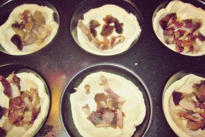 Briose aperitiv cu alune, bacon, branza albastra si dulceata de rubarba