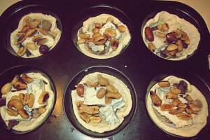 Briose aperitiv cu alune, bacon, branza albastra si dulceata de rubarba