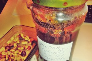 Briose aperitiv cu alune, bacon, branza albastra si dulceata de rubarba