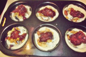 Briose aperitiv cu alune, bacon, branza albastra si dulceata de rubarba