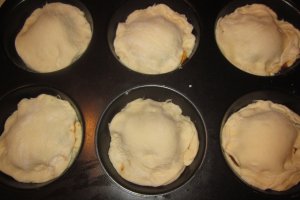 Briose aperitiv cu alune, bacon, branza albastra si dulceata de rubarba