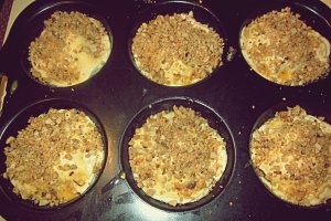 Briose aperitiv cu alune, bacon, branza albastra si dulceata de rubarba