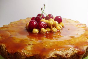 Prajitura cu ciocolata, topping de caramel si visine