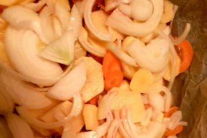 Peste macrou cu legume în cuptor