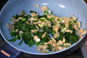 Tarta cu broccoli, ardei si ciuperci