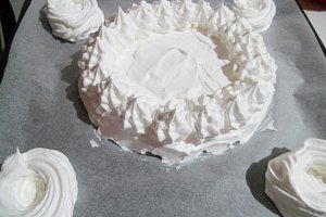 Pavlova cu crema de lamaie
